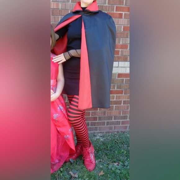 Halloween costume of Mavis from Hotel Transylvania: black dress and short cape - Picture 4 of 5